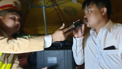 Phạt 40 triệu đồng 'ma men' lái ô tô Santafe chống đối, suýt tông vào cảnh sát 
